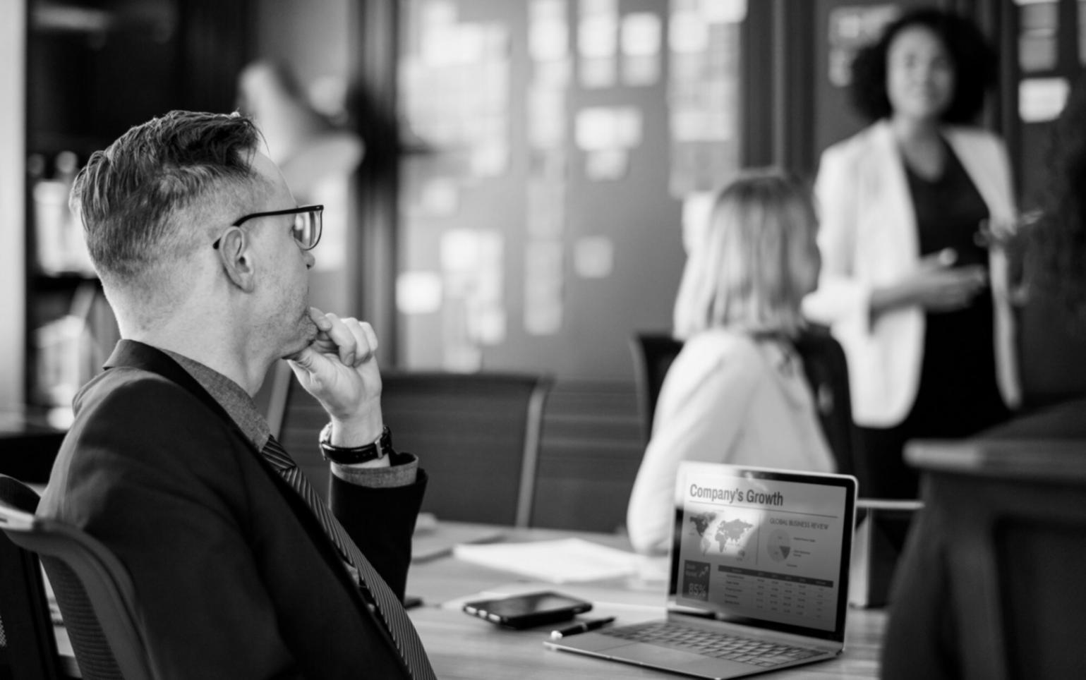 Reunión de análisis financiero con documentos y datos empresariales