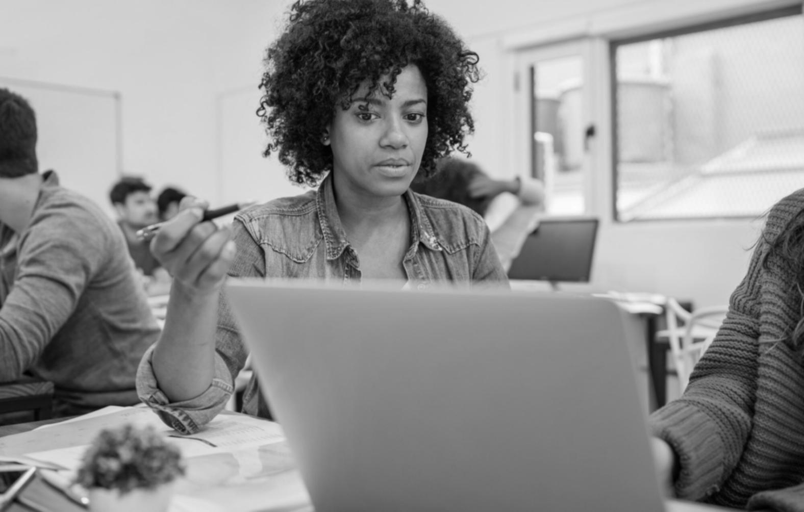 Espacio de trabajo donde se revisan consultas y se preparan respuestas personalizadas para emprendedores