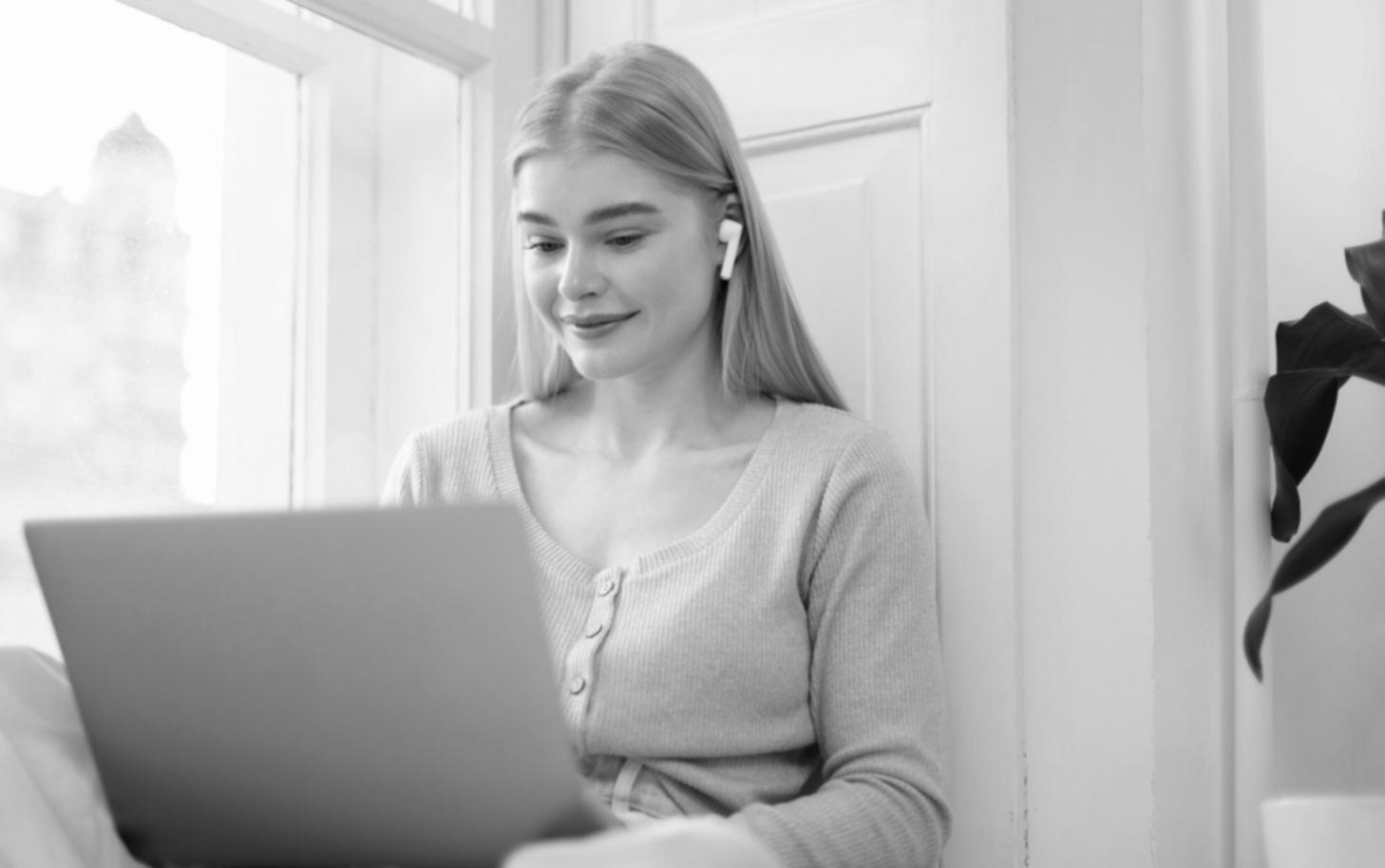 Sesión de formación financiera con emprendedores analizando casos prácticos