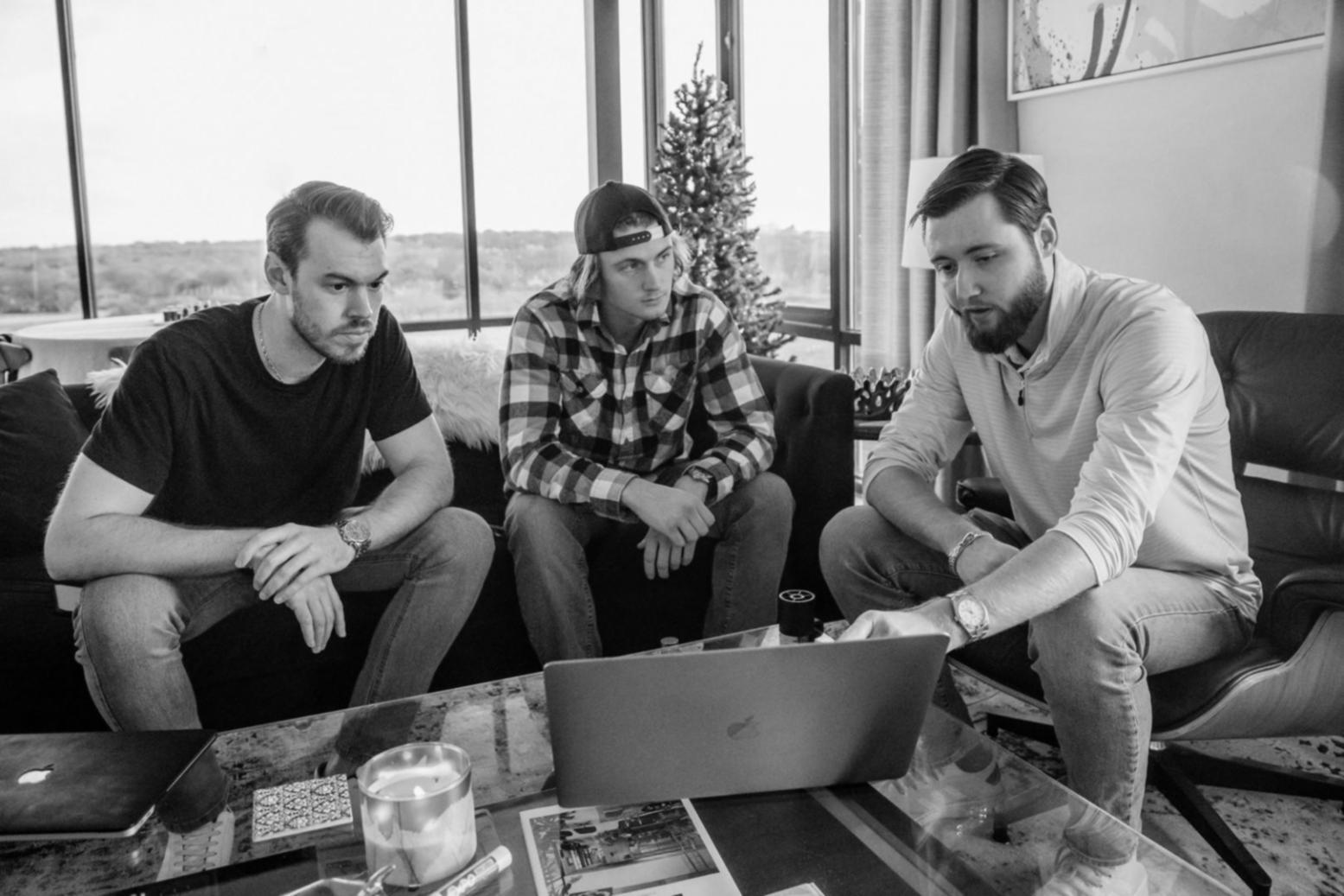 Equipo trabajando en estrategias financieras para emprendedores